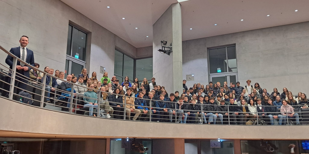 Zehnte Klassenstufe aus Friedrichshafen im Bundestag